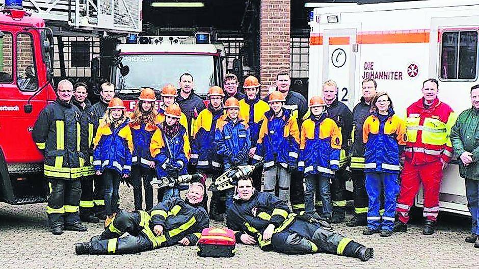  Gemeinsam haben die Jugendlichen, die Rettungssanitäter und die Feuerwehr eine spannende Zeit erlebt. 
