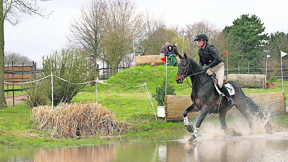 Das Ehepaar Mielke-Westerlage besucht Pia Münker und ihr Erfolgspferd Louis M (kl. Bild), während auf der Anlage Frank Ostholt bei der Geländeprüfung, die er schließlich gewonnen hat, zugange ist.