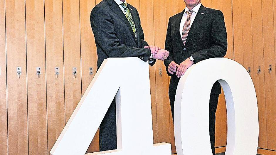 Schauen positiv ins Jubiläumsjahr 2015 des Rhein-Kreises Neuss: Landrat Hans-Jürgen Petrauschke (r.) und sein Allgemeiner Vertreter Jürgen Steinmetz.