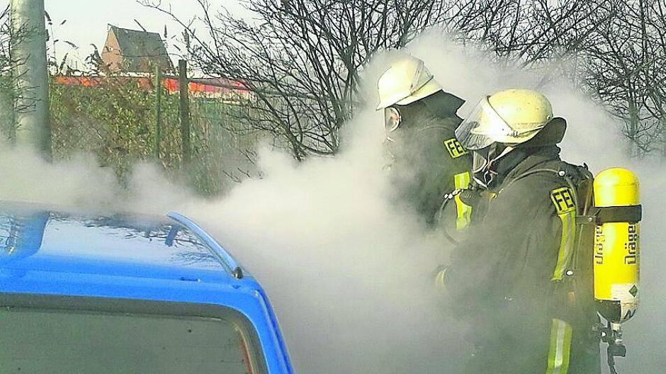  Gleich zwei Autos musste die Feuerwehr löschen. Dieser Wagen befand sich in Osterath auf dem Parkplatz eines Supermarktes. 