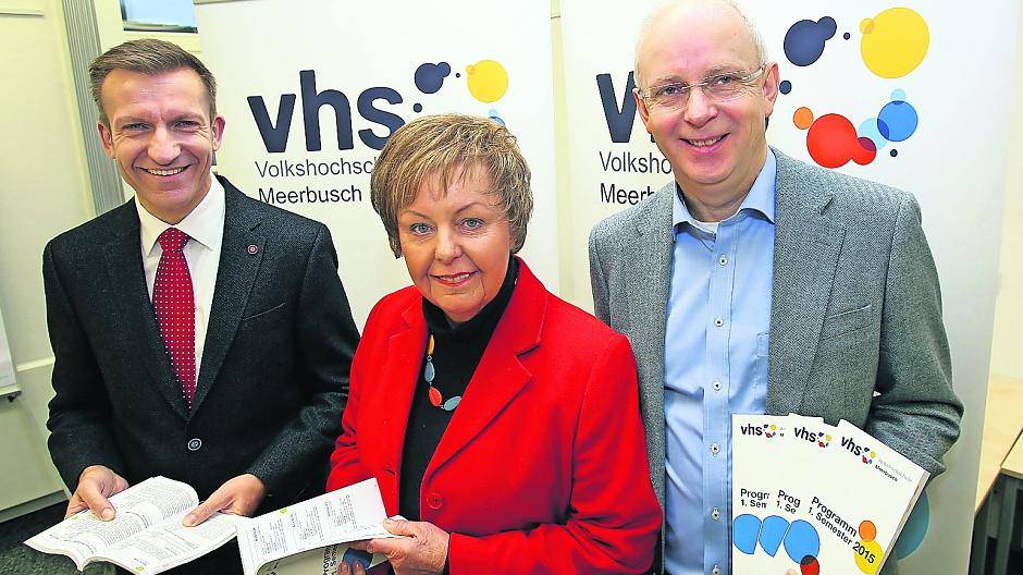 VHS-Leiterin Ingrid Terrana-Kalte und ihr Mitarbeiter Berthold Grebe sowie Meerbuschs neuer Dezernent Frank Maatz stellen das neue Programm der Volkshochschule Meerbusch vor — mit neuem Logo. Ab morgen können die Kurse belegt werden.