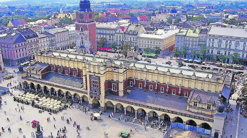 Die Tuchenhallen von Krakau sind beliebtes Ausflugsziel. Krakau gehört zum Weltkulturerbe der UNESCO.