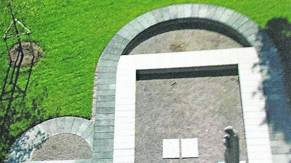 Angereisten Gästen des Kreisheimatbundes stellten die Lanker Heimatfreunde den neu gestalteten Vorplatz vor.