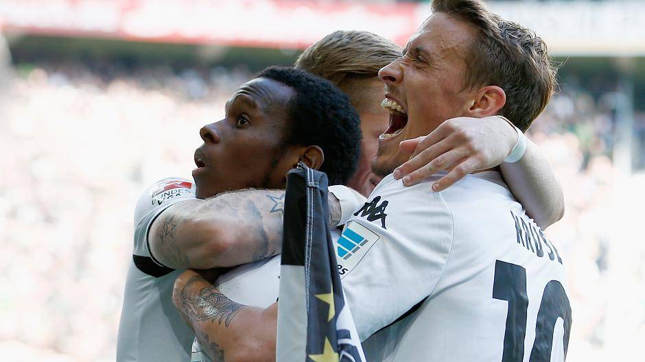  Der Jubel bei den Borussen kannte gestern nach dem Erfolg gegen Leverkusen keine Grenzen. 