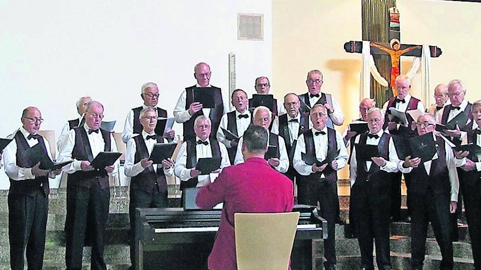 Männer singen an der Mosel