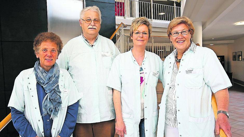 Eckhard Pieper im Gespräch mit einem Patienten. Was die Ehrenamtler machen, kann nicht mit Gold aufgewogen werden.