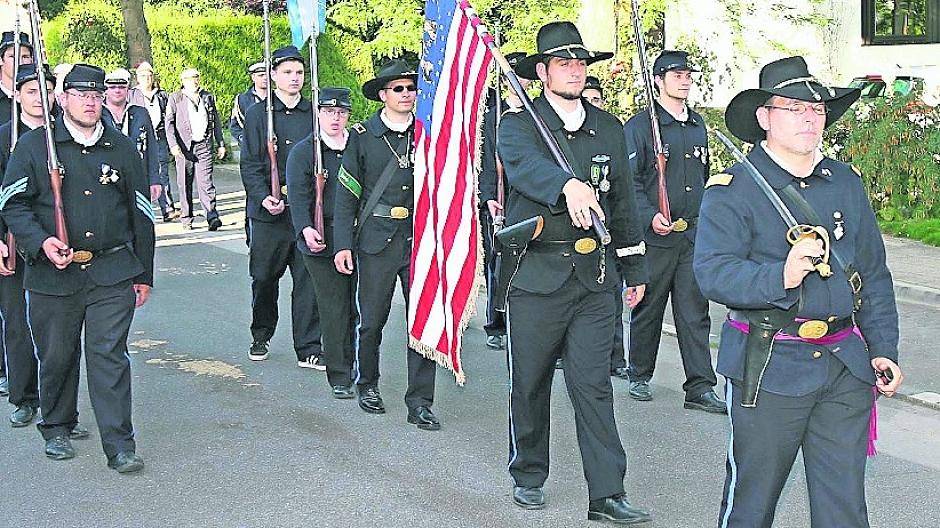  Schützen ziehen für ihren König gerne durch Lank. 