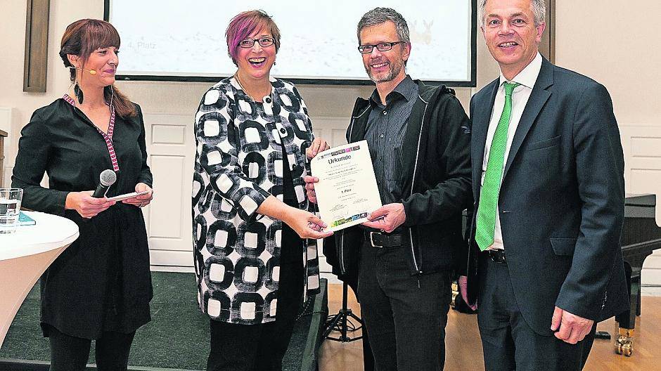  Sein Bild wurde in einem landesweiten Fotowettbewerb prämiert: Ralf Kistowski aus Meerbusch bei der Preisverleihung mit NRW-Umweltminister Johannes Remmel (re.), WDR4-Moderatorin Carina Vogt (li.) und Stiftungsgeschäftsführerin Martina Grote. 