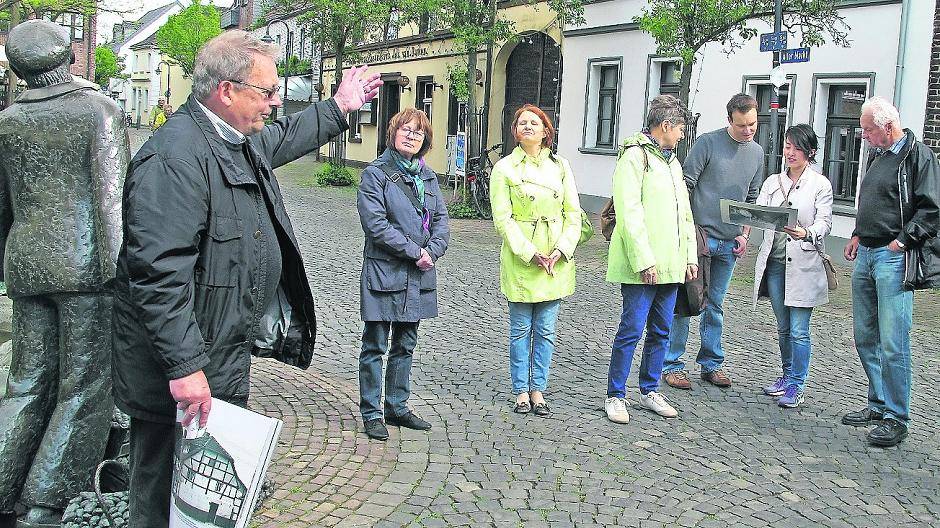 Geschichtsstunde mit Franz-Josef Radmacher: In Lank-Latum bekamen Interessierte Informationen über die Historie des Ortes.