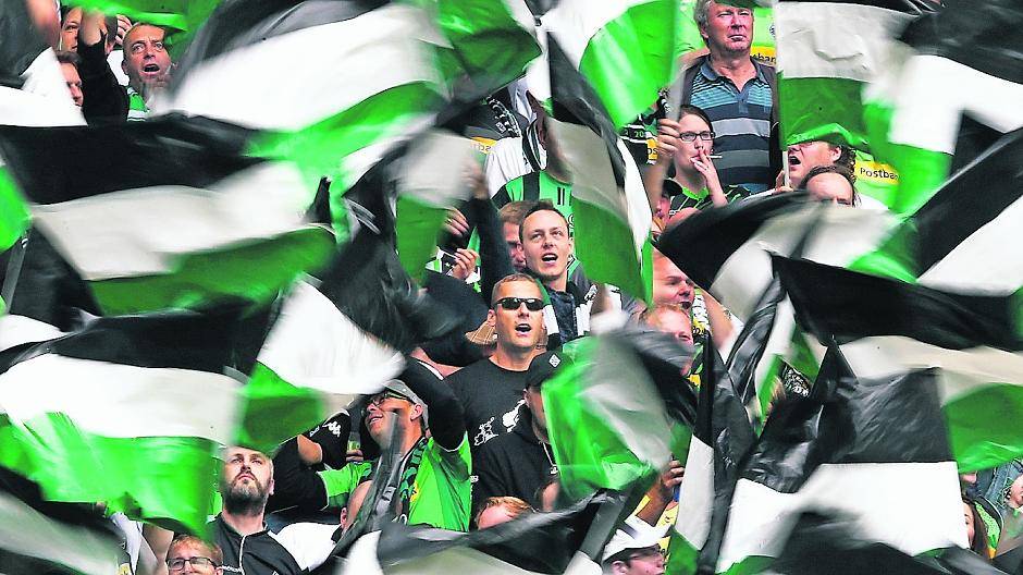 Borussias Fans ließen sich das Feiern trotz der Niederlage gegen Augsburg nicht nehmen.