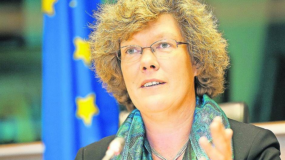  Die Abgeordnete des europäischen Parlaments, Petra Kammerevert (SPD) kommt ins Haus Baumeister. 