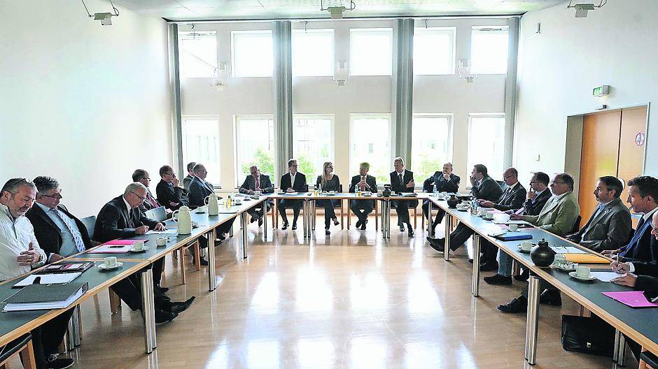  Spitzentreffen zur Flüchtlingsfrage: Landrat Hans-Jürgen Petrauschke versammelte im Kreishaus Grevenbroich Bürgermeister und Beigeordnete zur Klärung noch offener Fragen. 