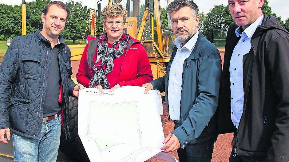 Mit Plan ans Werk (von links): Daniel Peters (TSV-Fußballabteilung), die stellvertretende Vorsitzende Renate Baumann, der städtische Bauleiter Markus Weidemann und Dirk Ziebell (Fußballabteilung).