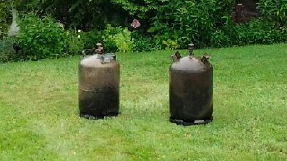 Das waren tickende Zeitbomben: Deutlich sind die Verfärbungen an den Gasflaschen zu erkennen.