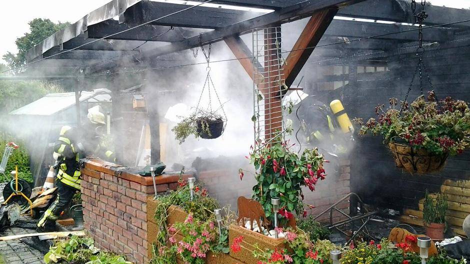  Viel blieb vom Dach des Wintergartens nicht übrig. Foto: Feuerwehr  
