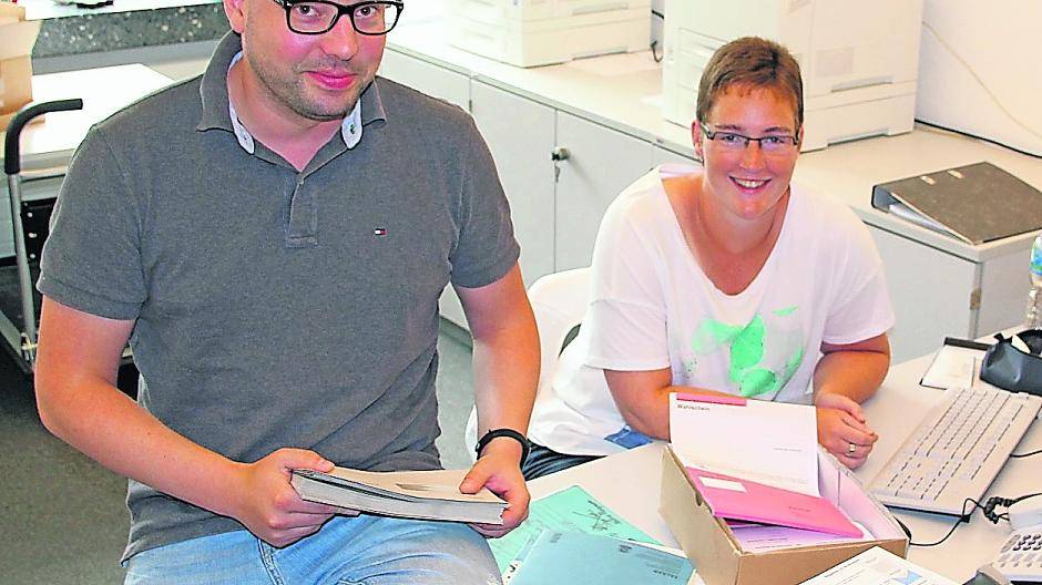  Die Auszubildenden Stefan Kesy und Anna Kürpick kümmern sich im Wahlamt um die Vorbereitungen für den 13. September. 