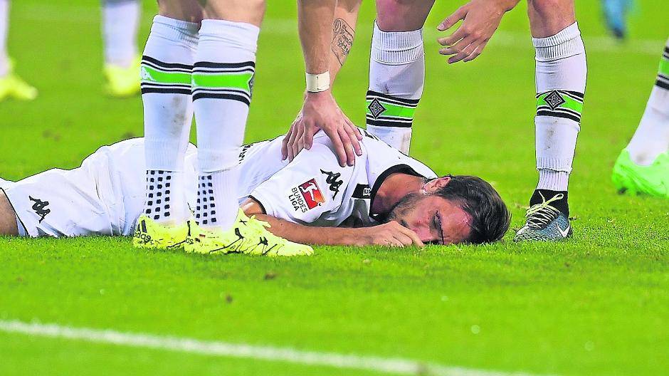 Sinnbildlich und schrecklich zugleich: Nach einem Zusammenprall mit Havard Nordtveit blieb Martin Stranzl regungslos liegen und wurde sofort ins Krankenhaus gebracht.