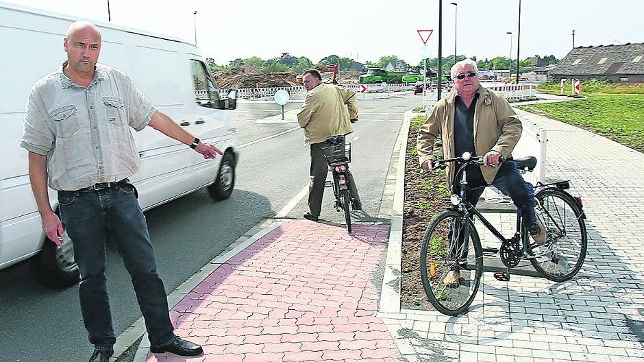 Am Winklerweg führt der neue Radweg direkt in den Kreisverkehr hinein. Christian Staudinger-Napp (l.), Ulrich Mannes und Horst Hegger (r.) ist das unverständlich. Außen herum führt hingegen ein Fußgängerweg.