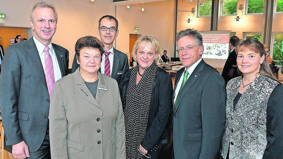 Treiben die Integration von Flüchtlingen in den Arbeitsmarkt voran (von links): Dirk Brügge, Angela Schoofs, Wolfgang Draeger, Sigrid Wolf, Landrat Petrauschke und Wendeline Gilles.