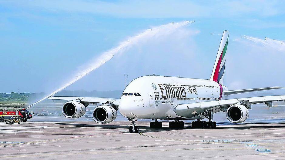 Begrüßung des Emirates-Flaggschiffs mit Wasserfontänen.