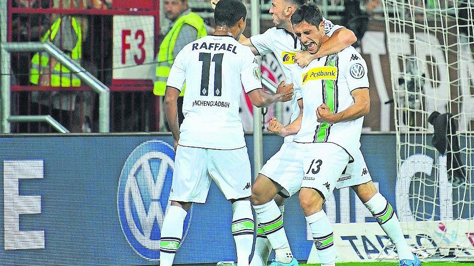  Zwei Tore von Zugang Lars Stindl (Nr. 13) ebneten Borussia den Weg zum Pokalsieg auf St. Pauli. Sein Startelf-Einsatz zum Bundesligaauftakt in Dortmund ist ebenso sicher wie der von Raffael (links). Josip Drmic (hinten) könnte dagegen auf der Bank Platz nehmen müssen. 