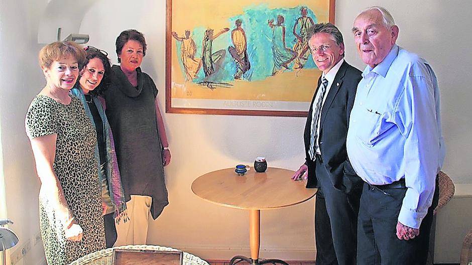  Besuch in der Schwangerschaftsberatungsstelle von „Frauen beraten/donum vitae“ (von links): Doris Hermichen (Vorstand), Christa Schwandner (Beraterin) und Irmgard Henning (Vorstand) mit Landrat Hans-Jürgen Petrauschke und Dr. Hans-Ulrich Klose. 