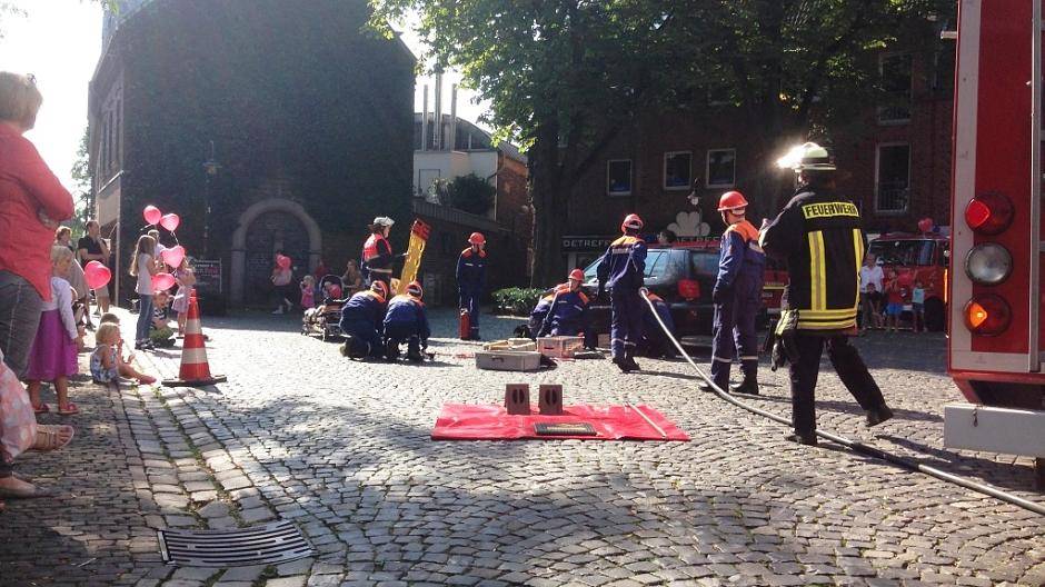 Zum Einsatz mussten die Jugendfeuerwehren nach Lank-Latum ausrücken um dort an einer vermeindlichen Unfallstelle zu helfen.