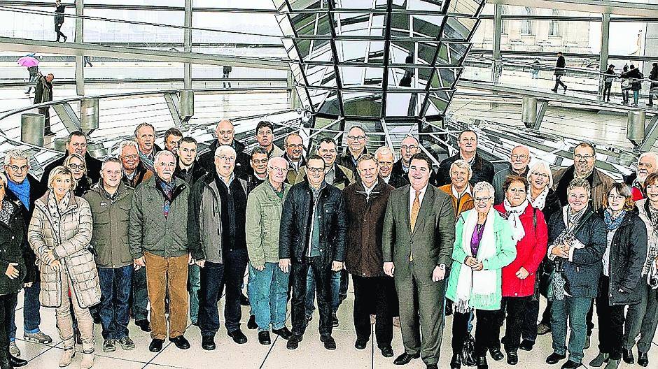 Fotoshooting am Fuß der Reichstagskuppel — Ansgar Heveling (1. Reihe, Mitte) mit seinen Gästen aus Meerbusch und Krefeld.