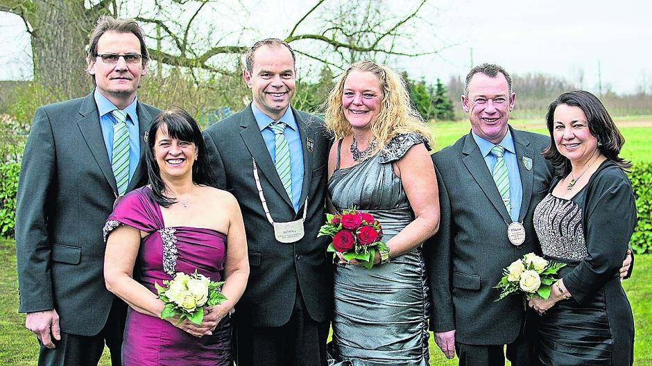  Das Königspaar mit Ministern: Ministerpaar Manfred und Ute Haslach, Königspaar Rainer und Diana Brockers, Ministerpaar Ralf Hofmann und Ute Brockers (von links). 