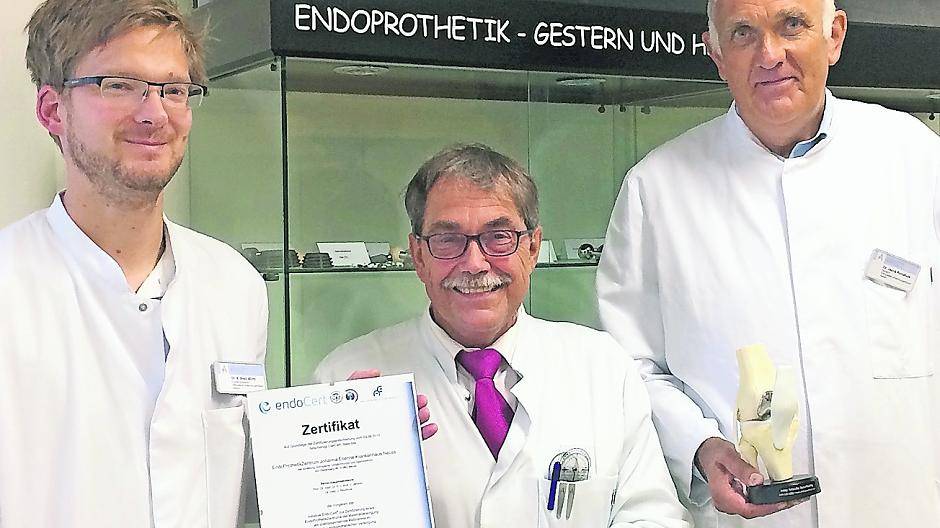 Johanna-Etienne-Krankenhaus als erstes EndoProthetikZentrum der Maximalversorgung in Neuss zertifiziert: Dr. Andreas Breil, Professor Dr. Jörg Jerosch und Dr. Jacob Rondhuis (v.l.) freuen sich, dass die hohe Behandlungsqualität im Haus von EndoCert bestätigt wurde.