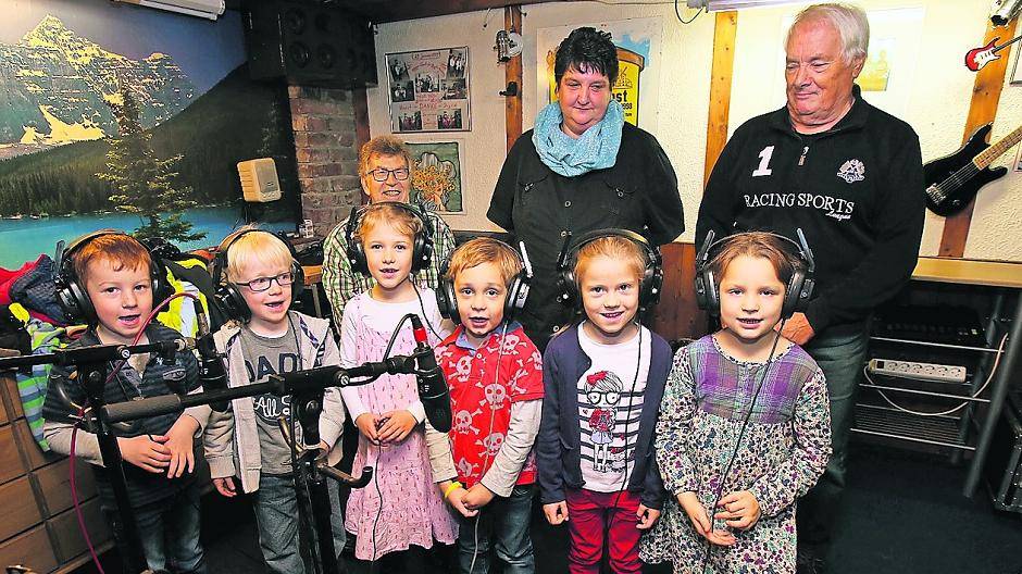 Helmut Pajio, Renate Jung und Horst Scheib (hinten von links) mit den Meerbuscher Spatzen (es fehlen die Spatzen Marlene, Lilli und Noa-Belle) haben im Tonstudio von Horst Scheib die CD aufgenommen.