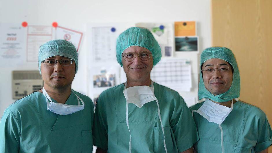  Die japanischen Mediziner Kosuke Ebina (r.) und Koji Sakuraba (l.) hospitieren im Rahmen eines Austauschprogramms bei Dr. Thomas Pauly (M.), Chefarzt im St. Elisabeth-Hospital Meerbusch. 