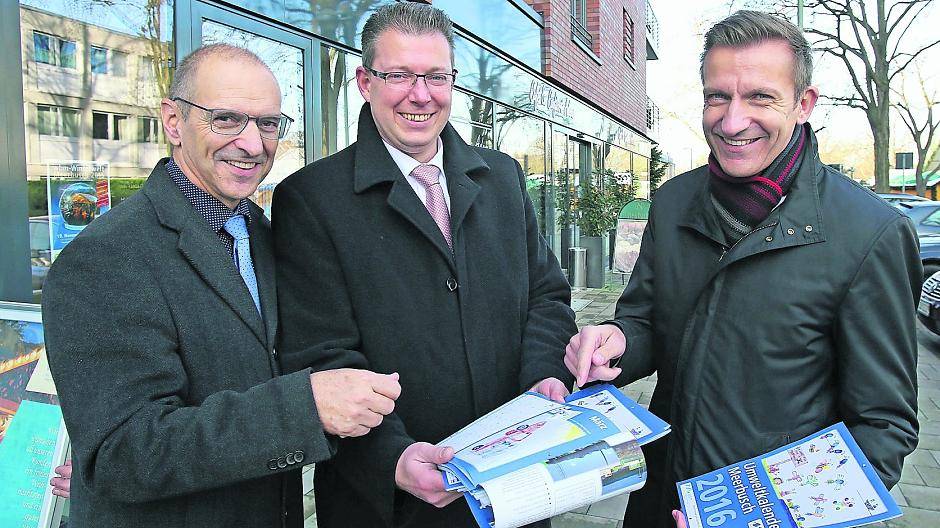  Verlässliche Partnerschaft: wbm-Geschäftsführer Albert Lopez, Volksbank-Vorstand Carsten Thören und Umweltdezernent Frank Maatz freuen sich über die druckfrische Ausgabe des Umweltkalenders 2016. 