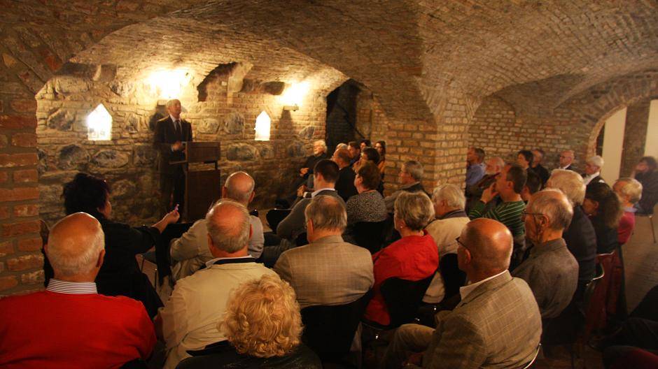  Geschichte im Gewölbekeller unter der Nordhalle von Burg Friedestrom in Dormagen-Zons. 
