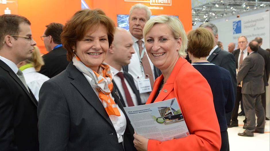  Bürgermeisterin Angelika Mielke-Westerlage (links) und Wirtschaftsförderin Heike Reiß erhoffen sich nützliche Erkenntnisse aus der Standortanalyse für Meerbusch. Foto Stadt Meerbusch/Berns 