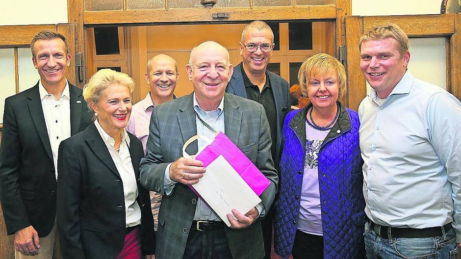  Sie hatten allen Grund zur Freude — die aus Meerbusch stammenden Berufsorientierungsseminare an den Volkshochschulen in ganz Deutschland sind ein voller Erfolg (v.l.): Frank Maatz, Erster Beigeordneter Stadt Meerbusch, Angelika Börner, Jürgen Wingenfeld, Dr. Peter Schulze, Jamal Khan, Volkshochschulleiterin Ingrid Terrana-Kalte und Alexander Ruth. 