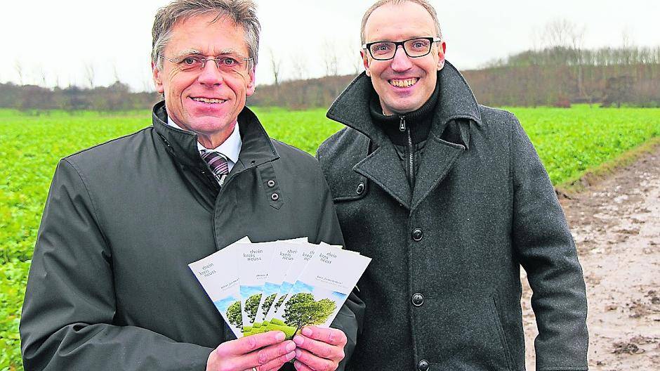 Landrat Hans-Jürgen Petrauschke und Kreisplanungsamtleiter präsentieren den Flyer „Ein Herz für Bäume“.