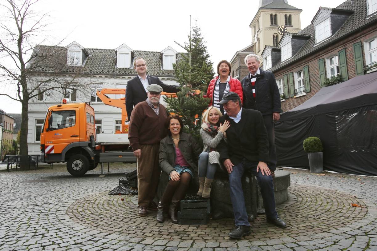 Freuen sich auf den Nikolausmarkt: Markus Kitz (Werbegemeinschaft Rund um Lank-Latum), Franz Jürgens (Heimatkreis Lank-Latum), Alexandra Schellhorn (Stadtmarketing), Simona Libner (Werbegemeinschaft Rund um Lank-Latum), Gabi Pricken (Partnerschaft Meerbusch-Fouesnant), Herbert Zimmermann von den Sportvereinen und Lothar „ The Voice“ Großpietsch.