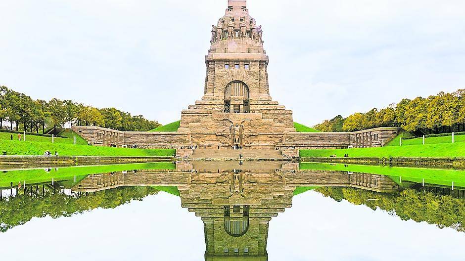 Das Völkerschlachtendenkmal mit dem „See der Tränen“ in Leipzig.