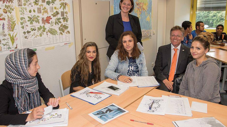  Landrat Hans-Jürgen Petrauschke und Lehrerin Birte Wagner im Gespräch mit Schülern der Seiteneinsteigerklasse am BBZ Grevenbroich. 