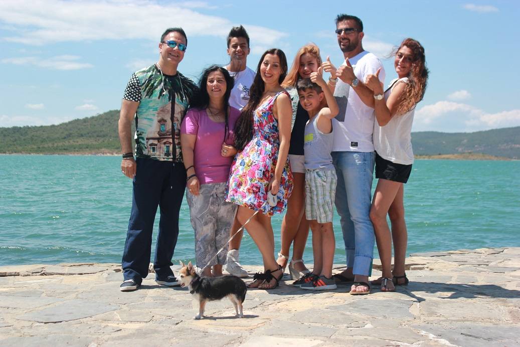 Bengisu Cakaroglu (Mitte) beim Dreh in der Türkei mit Familie Celik. Insgesamt fünf Folgen der Reality-Serie wurden abgedreht und sind nun über TLC zu sehen - auch heute Abend!