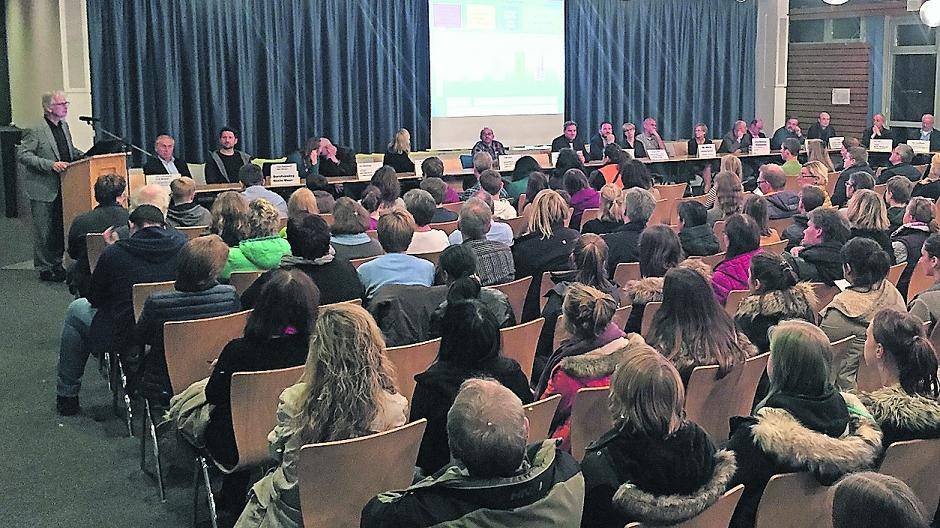 Die Aula war voll in der Realschule: 14 weiterführende Schulen stellten sich vor, zahlreiche Meerbuscher Schülerinnen und Schüler sowie deren Eltern lauschten ihren Worten.