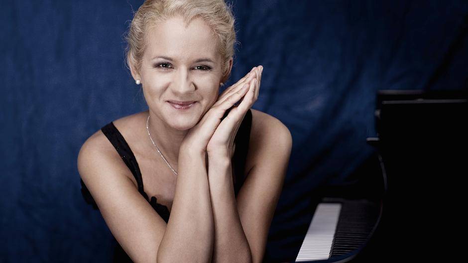 Pianistin Aleksandra Mikulska kommt am 29. November nach Meerbusch in den Wasserturm.