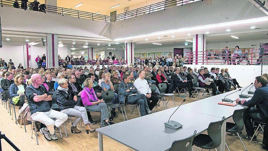 Großes Interesse herrschte bei den Meerbuschern. Über zwei Stunden stellten sie Fragen zu ihren neuen Nachbarn - den Flüchtlingen in der Turnhalle des SMG, jetzt Flüchtlings-Erstunterkunft. 