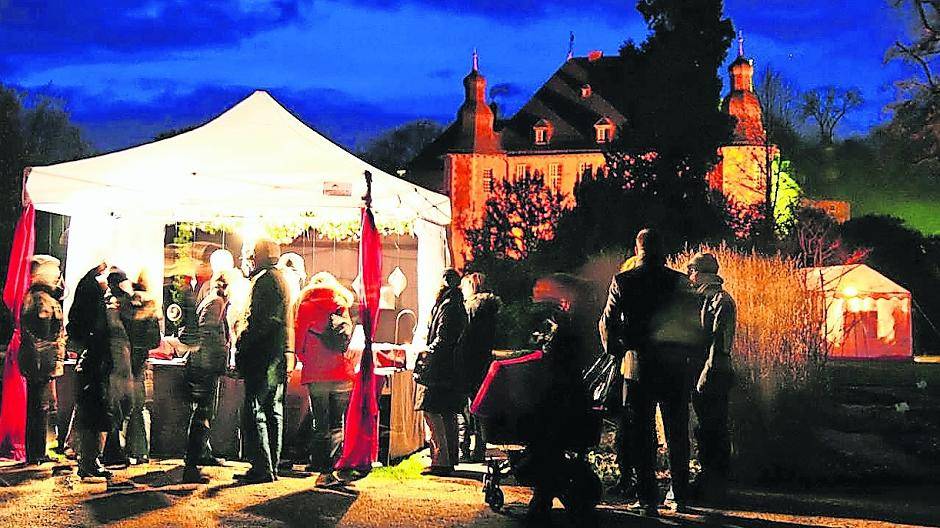  Weihnachtsmärkte — das Foto zeigt den Weihnachtsmarkt rund um Schloss Dyck — können im Veranstaltungskalender des Rhein-Kreises Neuss bekannt gemacht werden. 