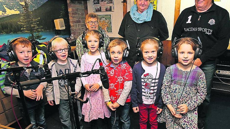  Helmut Pajio, Renate Jung und Horst Scheib (hinten von links) mit den Meerbuscher Spatzen (es fehlen die Spatzen Marlene, Lilli und Noa-Belle) haben im Tonstudio von Horst Scheib die CD aufgenommen.  