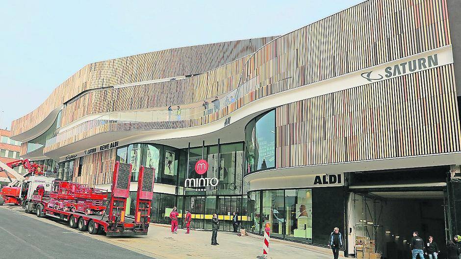  Noch bis zum letzten Tag wird im und am Minto gearbeitet, um alles für die große Eröffnung am morgigen Donnerstag alle vorzubereiten. 