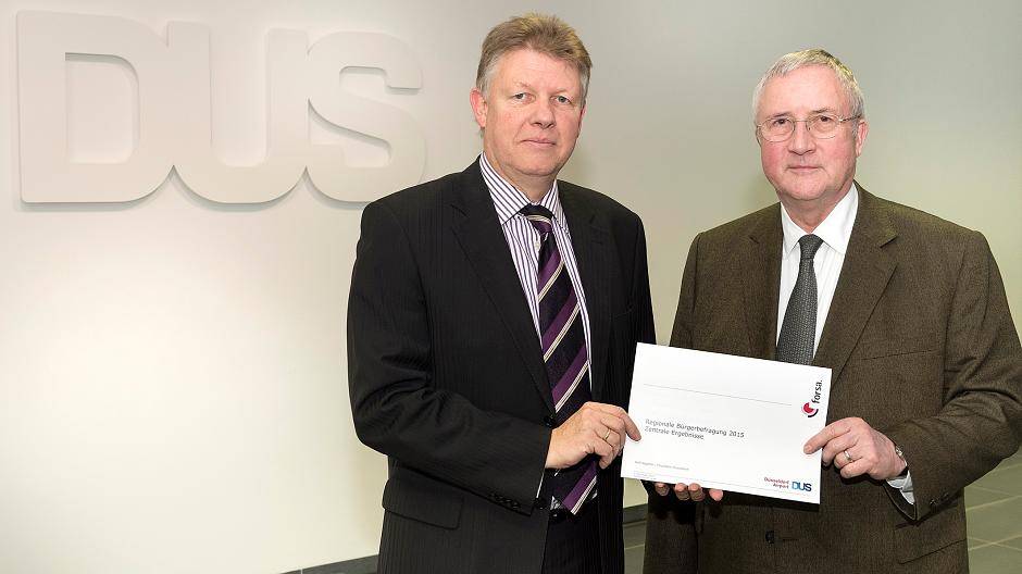 Die Menschen stehen hinter ihrem Airport