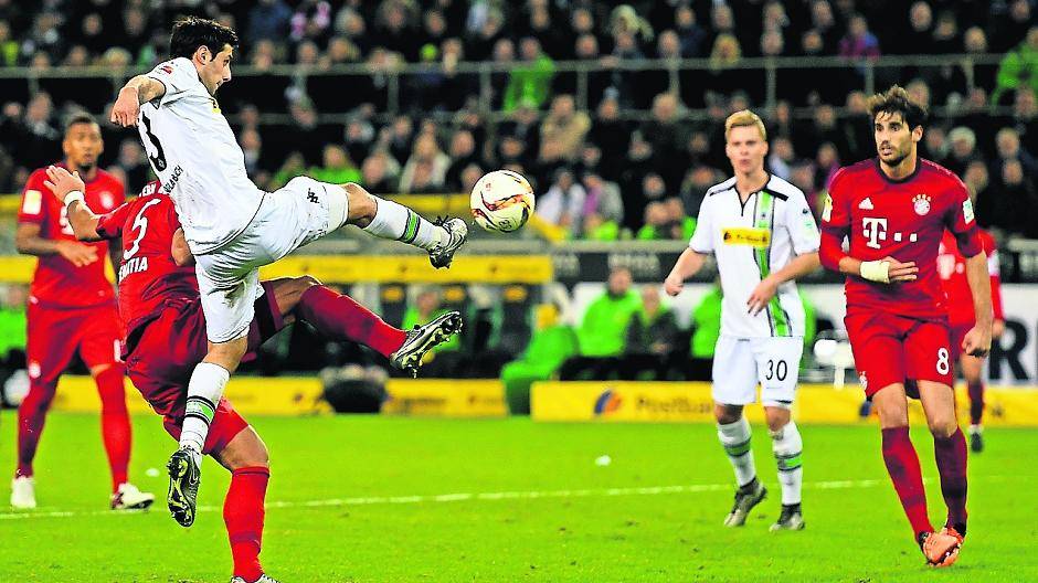  Lars Stindl mit dem sehenswerten Treffer zum 2:0. Da können Benatia (im Zweikampf mit Stindl) und Javi Martínez (rechts) nur zuschauen. 