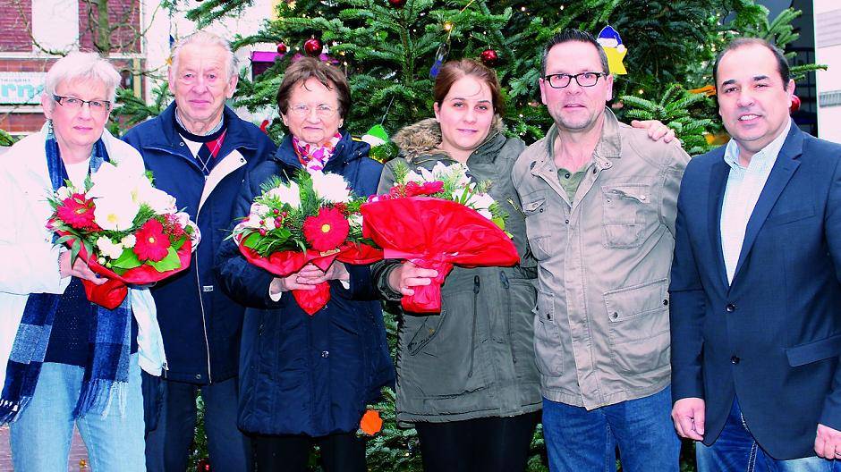 Freuen sich über den Gewinn: Ursula Hipp aus Osterath, Roland und Käthe Günther, Miriam Arends mit Vater Reiner Scholz. Den Gewinnern gratulierte Extra-Tipp-Objektleiter Bernd Arnolds.